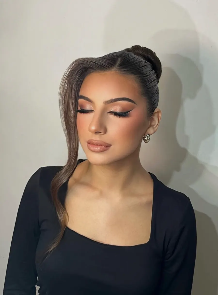 Look con delineado y sombras en tonos cálidos